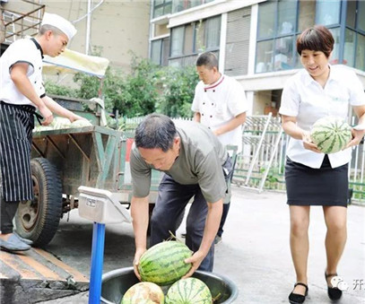 買下一整車西瓜，讓瓜農(nóng)早點回家