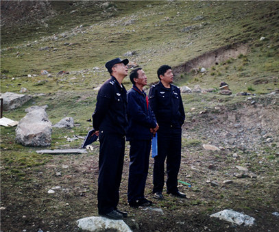興?？h公安局治安大隊(duì)到銅鑫公司例行安全專項(xiàng)檢查
